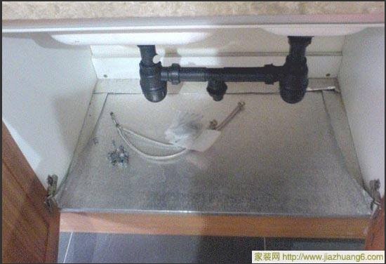 水槽底部的柜体做了防水处理
