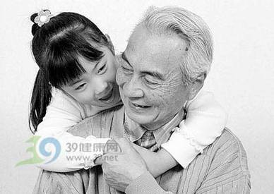 老人常唱歌对身心好