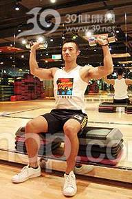 器械健身_哑铃好帮手轻松拉出肌肉男
