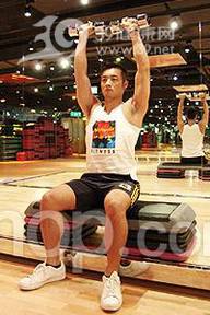 器械健身_哑铃好帮手轻松拉出肌肉男