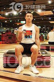 器械健身_哑铃好帮手轻松拉出肌肉男