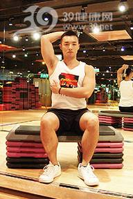 器械健身_哑铃好帮手轻松拉出肌肉男
