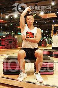 器械健身_哑铃好帮手轻松拉出肌肉男