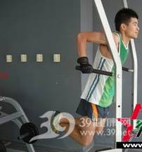 器械健身_双杠臂屈伸动作如何进行练习