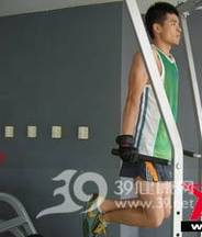 器械健身_双杠臂屈伸动作如何进行练习