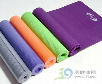 瑜伽用品_如何挑选环保瑜伽垫