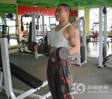 肌肉练习器_打造男士性感胸肌的三种器械