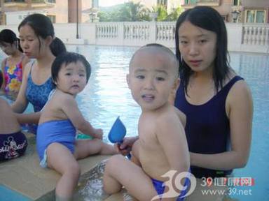 游泳_儿童游泳可促进骨骼发育