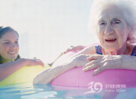 游泳_夏日游泳消暑健身两不误