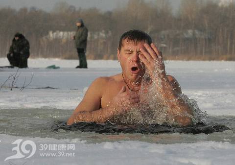 游泳_初秋健身可尝试冷水泳
