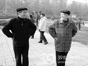 老人健身_倒走健身时候应该注意几点
