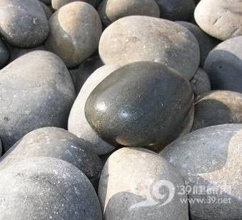 老人健身_赤足踏石健身也要悠着点儿
