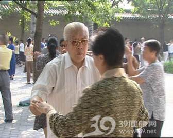 老人健身_老人跳舞七个“不”