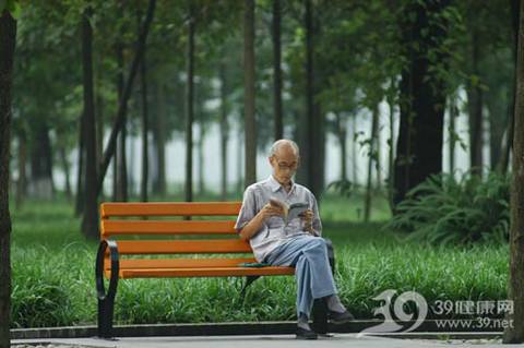 老人健身_老人睡前运动更健身
