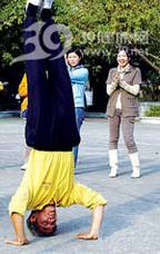 老人健身_六旬老伯倒立行走当健身