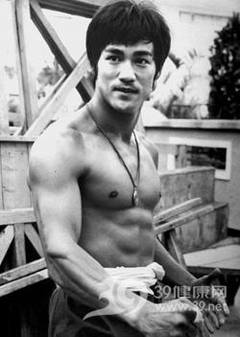 男性健身_每天哑铃锻炼,拥有李小龙的肌肉