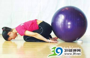 女性健身_健身球:拯救你下垂胸部