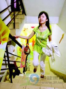 爬楼梯健身_专家建议为保持健康爬楼梯