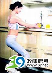 厨房健身_厨房瘦身操5招减赘肉