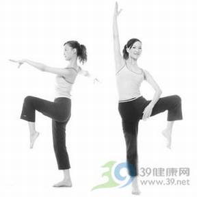 客厅健身_变着法儿地在家里做运动