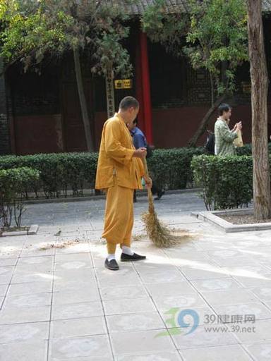 客厅健身_扫地8分钟=步行千步