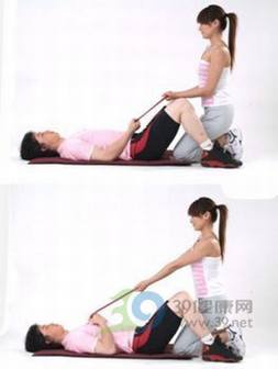 卧室健身_睡前10分钟夫妻一起瘦臂