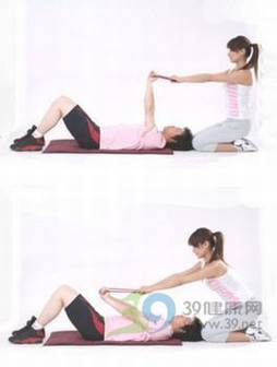 卧室健身_睡前10分钟夫妻一起瘦臂