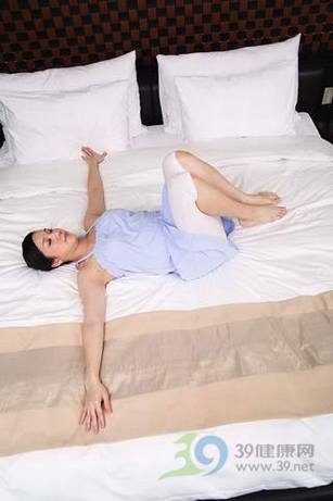 卧室健身_室内轻松护肾操