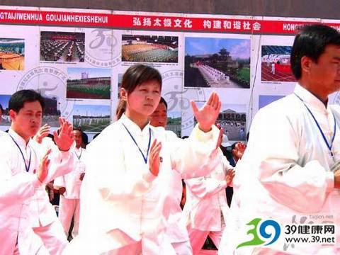 校园健身_青少年时尚运动:练太极拳