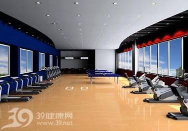 健身饮食_运动后健身房里健身喝水有学问