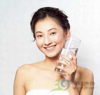 健身饮食_女人运动喝水须适量