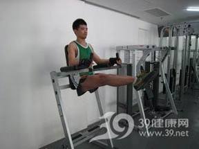 每日一招_“悬垂举腿”锻炼帮你打造完美腹肌