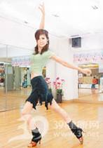 每日一招_美腿出镜教你8字扭腰4步骤