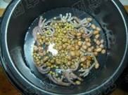 黄豆花生煲鸽爪